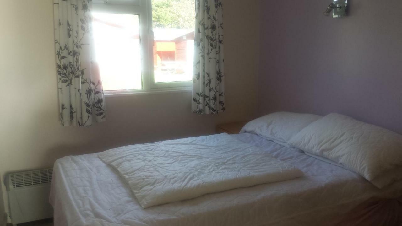 פדסטואו Chalets & Lodges At Atlantic Bays Holiday Park מראה חיצוני תמונה